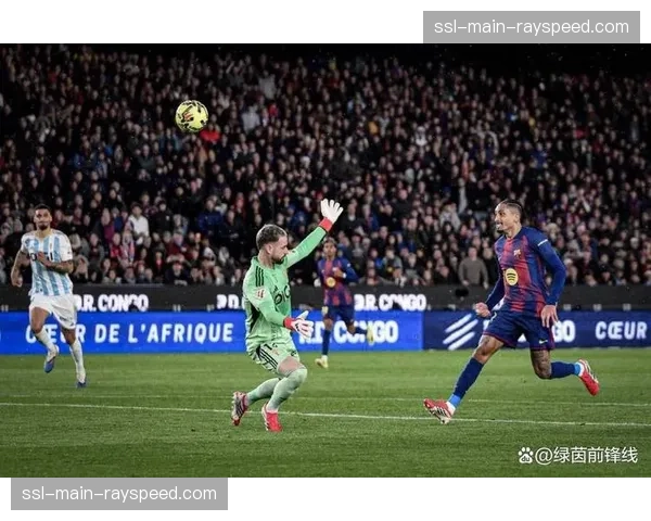 皇马对阵巴萨，看台上出现巨型Tifo致敬已故传奇亨托