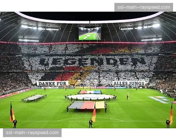 现场直击：贝蒂斯主场球迷在赛前展示巨幅TIFO致敬华金